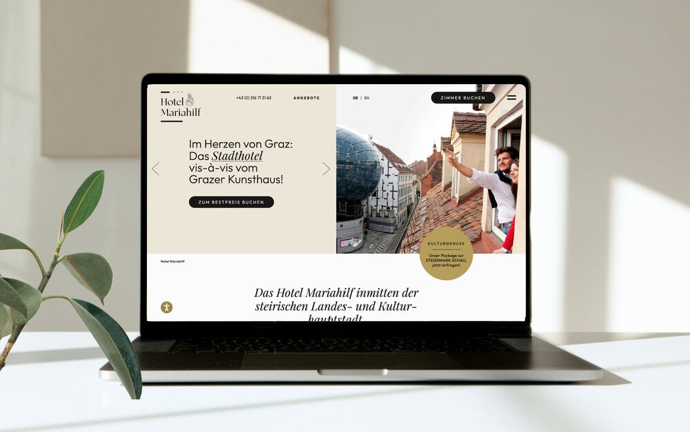 Bild zeigt Laptop auf einem Tisch stehend mit neuer Website von Hotel Mariahilf am Bidschirm.